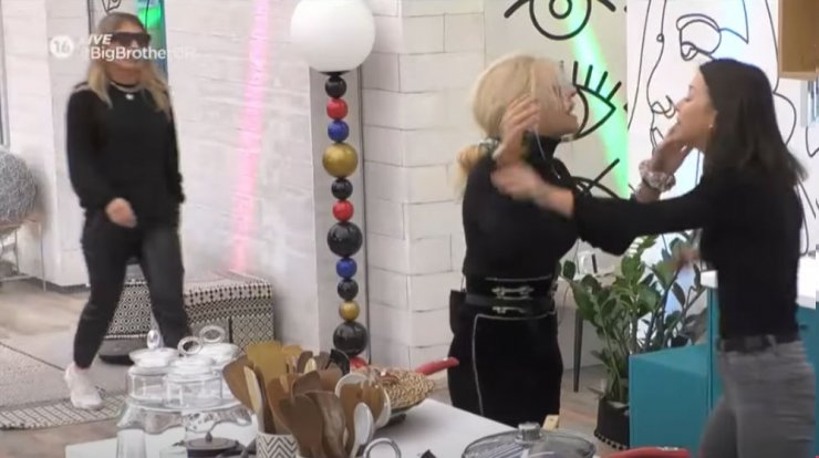 Μεγάλη αναστάτωση στο "Big Brother": Πιάστηκαν στα χέρια Άννα Μαρία και Ραΐσα [βίντεο]