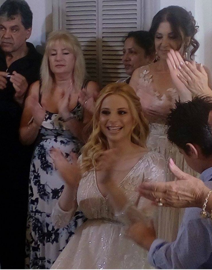 Δάκρυα από τη Χριστιάνα Αριστοτέλους! Η συγκινητική στιγμή που την ζώνουν οι γονείς και τα αδέρφια της!