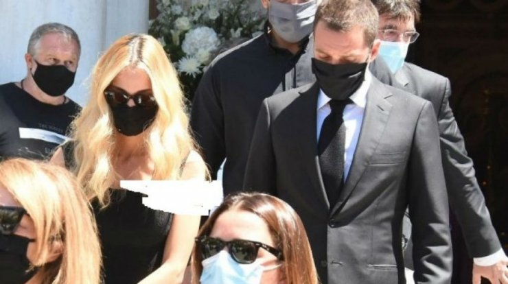 Δούκισσα Νομικού – Δημήτρης Θεοδωρίδης: Συντετριμμένοι στην κηδεία του Σάββα Θεοδωρίδη [εικόνες]