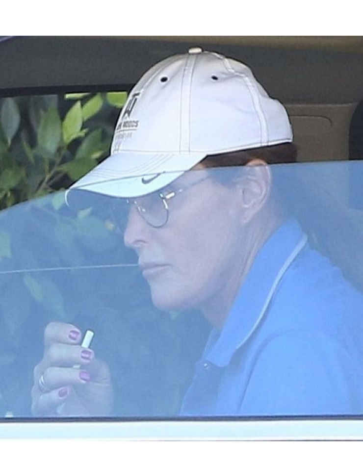 Eτοιμάζεται να γίνει... γυναίκα ο Bruce Jenner;
