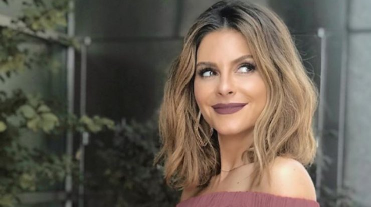 Μαρία Μενούνος: Δείτε την να κατευθύνεται προς το χωριό της μαζί με τους κουμπάρους της