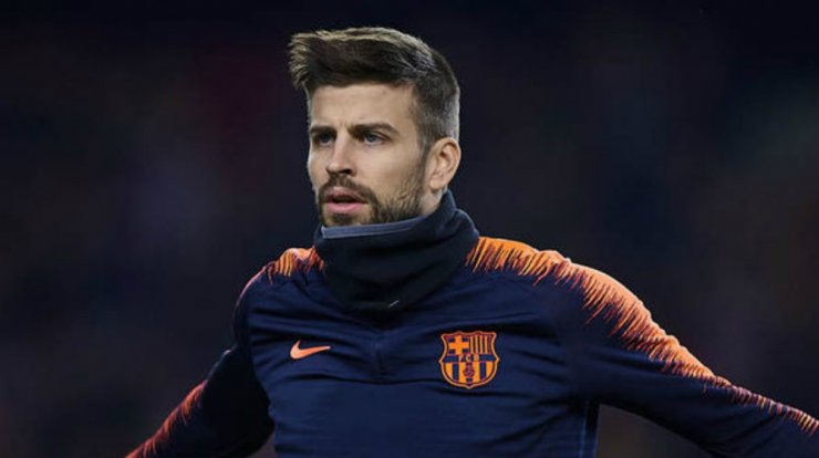 Αυτό πόνεσε! Το ατύχημα του Gerard Piqué την ώρα που κατέβαινε από το πούλμαν