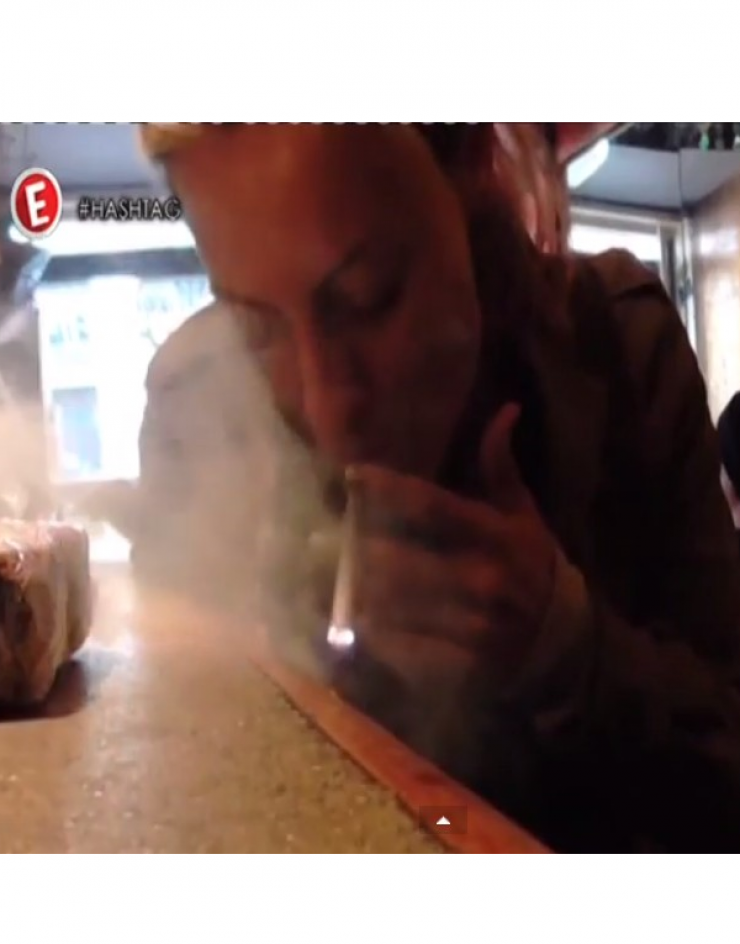 Eλεονώρα Μελέτη: Δείτε τη να κάνει μαριχουάνα μπροστά στην κάμερα! [βίντεο]