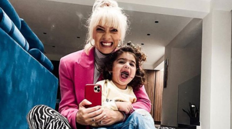 Άντρη Καραντώνη: Έτσι περνάει τον χρόνο στο σπίτι με την κόρη της λόγω κορωνοϊού