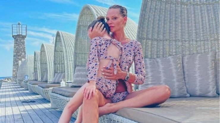 Υβόννη Μπόσνιακ: Η σπάνια δημόσια βόλτα με την επτάχρονη κόρη της και το πόσο πολύ έχει μεγαλώσει [εικόνα]