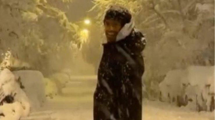 O Κωνσταντίνος Αργυρός κάνει snowboarding στο κέντρο της Αθήνας και γίνεται viral [βίντεο]