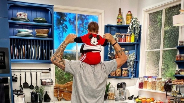 Άκης Πετρετζίκης: Ο γιος του έκανε τα πρώτα του βηματάκια [βίντεο]