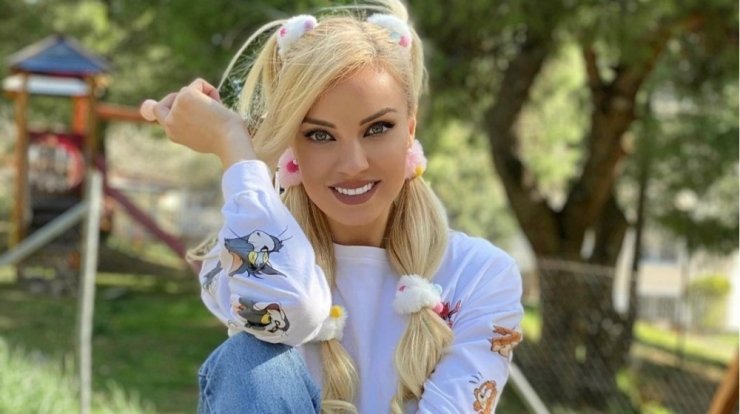 Τζούλια Νόβα: "Winter vibes" μαζί με την νεογέννητη κορούλα της [εικόνες]