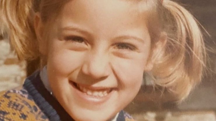 Αναγνωρίζετε πιο δημόσιο πρόσωπο είναι το γλυκό εικονιζόμενο κοριτσάκι;