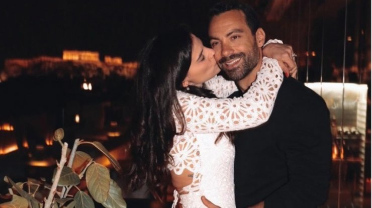 Τανιμανίδης - Μπόμπα: Έβαλαν τα μαγιό τους και απόλαυσαν το μπάνιο τους στη θάλασσα με τις κόρες τους [εικόνες]