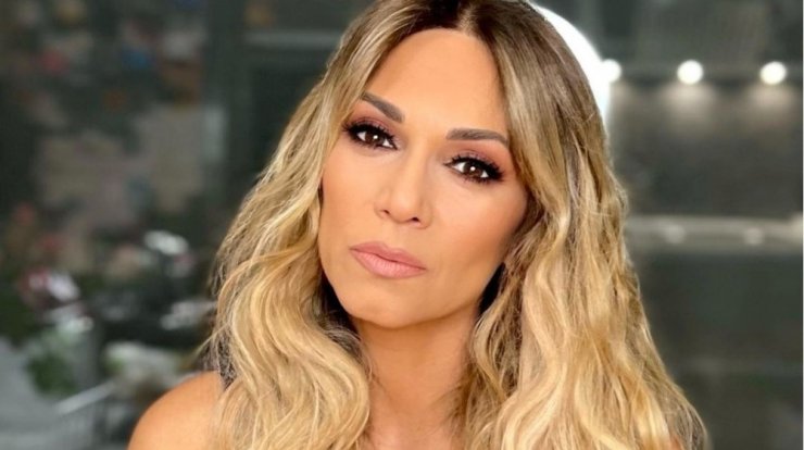 Έλλη Κοκκίνου: Έκλεισε τα 52 και πόζαρε μπροστά από την τούρτα της [εικόνα]