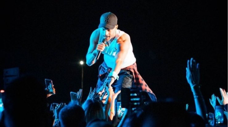 Κωνσταντίνος Αργυρός: Του πέταξαν σουτιέν κατά τη διάρκεια συναυλίας του [βίντεο]