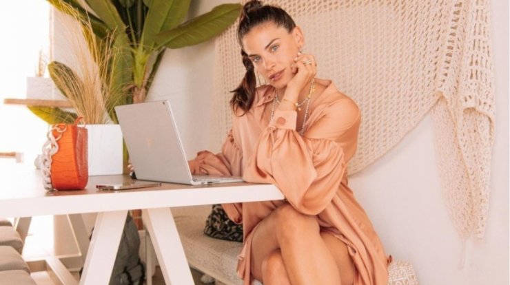 Χριστίνα Μπόμπα: Την είδαμε να βάφει στο σπίτι τα μαλλιά της και αυτός είναι ο αυτοσχέδιος λουτήρας της [βίντεο]