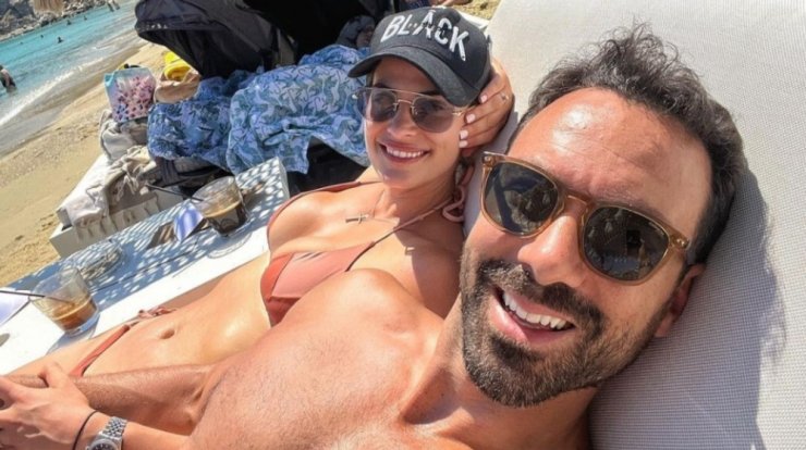 Χριστίνα Μπόμπα: Την "τσάκωσε" ο σύζυγός της, να κοιμάται μέσα σε λεωφορείο [βίντεο]