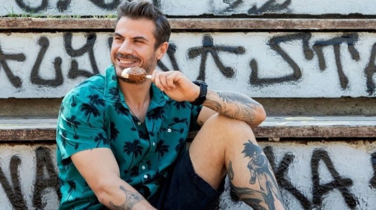 Άκης Πετρετζίκης: Μαζί με τον γιο του παίζουν πιάνο για εμάς! [βίντεο]