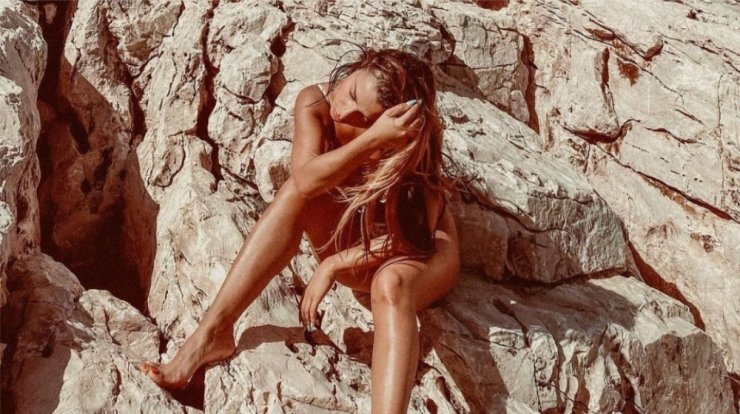 Κύπρια τραγουδίστρια ανέβασε κι άλλο τον υδράργυρο με τις πόζες της σε σκάφος [εικόνες]