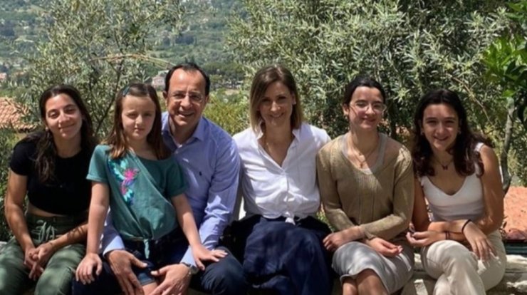 Νίκος Χριστοδουλίδης: Παρακολούθησαν οικογενειακώς θεατρική παράσταση [εικόνα]