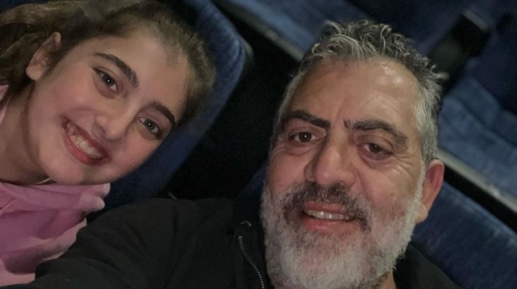 Κούλης Νικολάου: Στο αεροπλάνο μαζί με την κόρη και τη μητέρα του [εικόνα]