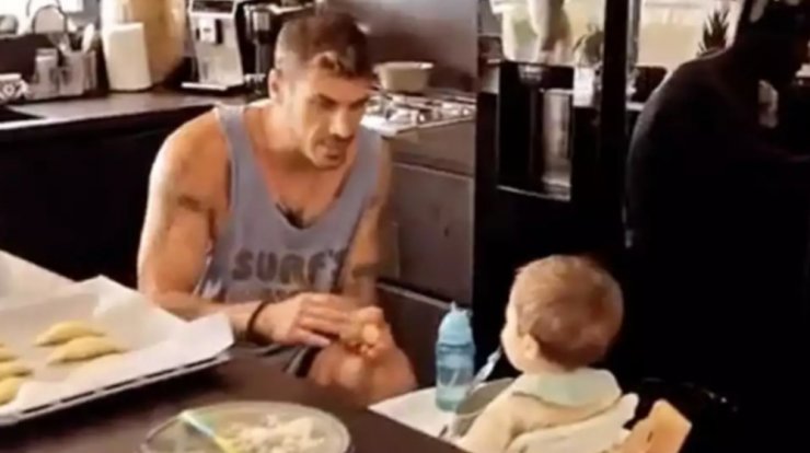 Άκης Πετρετζίκης: Έφτιαξε φανουρόπιτα και την πήγε στην εκκλησία με τον γιο του [εικόνα]