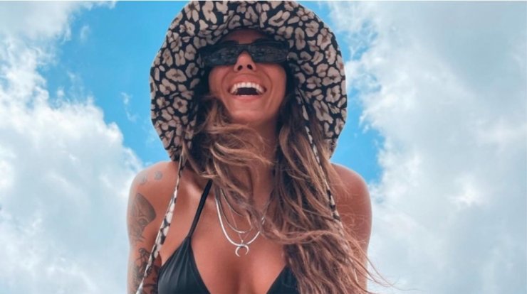 Ευρυδίκη Βαλαβάνη: Ποζάρει topless στην παραλία σε ένα μαγευτικό στιγμιότυπο [εικόνα]