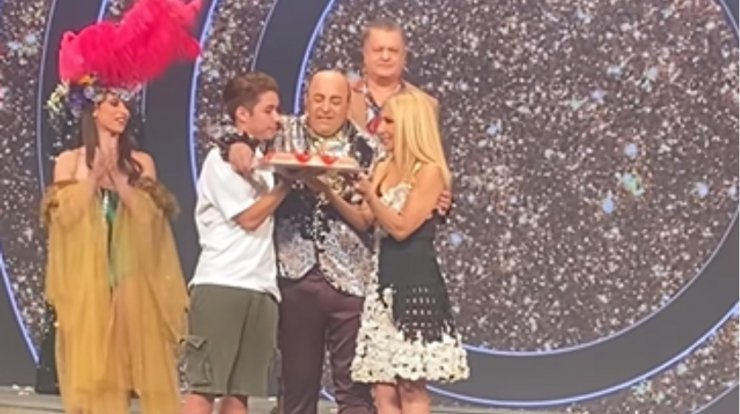 Μάρκος Σεφερλής: Η έκπληξη από τον γιο και τη σύζυγό του εν ώρα παράστασης για τα γενέθλιά του [βίντεο]