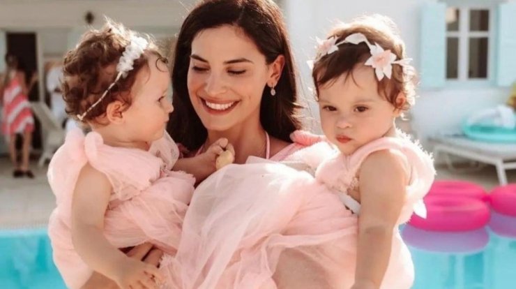 Χριστίνα Μπόμπα: Παραθερίζει με τις κόρες της σε παραλία της Μυκόνου [εικόνα]