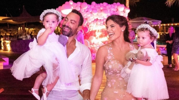 Σάκης Τανιμανίδης: Το ζεϊμπέκικο που χόρεψε για τα κορίτσια του την ημέρα της βάφτισής τους [εικόνες & βίντεο]