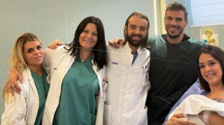 Άκης Πετρετζίκης: Το βίντεο μέσα από το μαιευτήριο αγκαλιά με την κόρη του και τα λόγια της συζύγου του