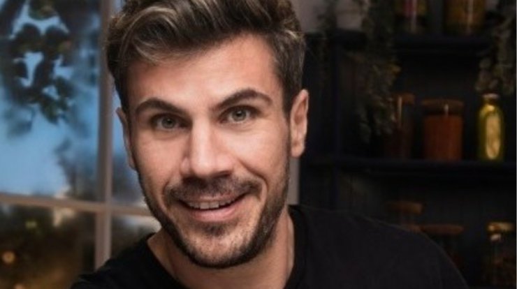 Άκης Πετρετζίκης: Οι πρώτες δηλώσεις on camera μετά τη γέννηση της κόρης του [βίντεο]