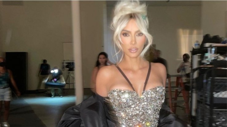 Kim Kardashian: Έγινε viral με τον τρόπο που ανέβαινε τα σκαλιά σε fashion show [βίντεο]