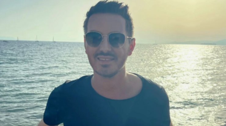 Μιχάλης Χατζηγιάννης: Μας συστήνει το γούρι του πριν τις συναυλίες και συγκινεί [βίντεο]