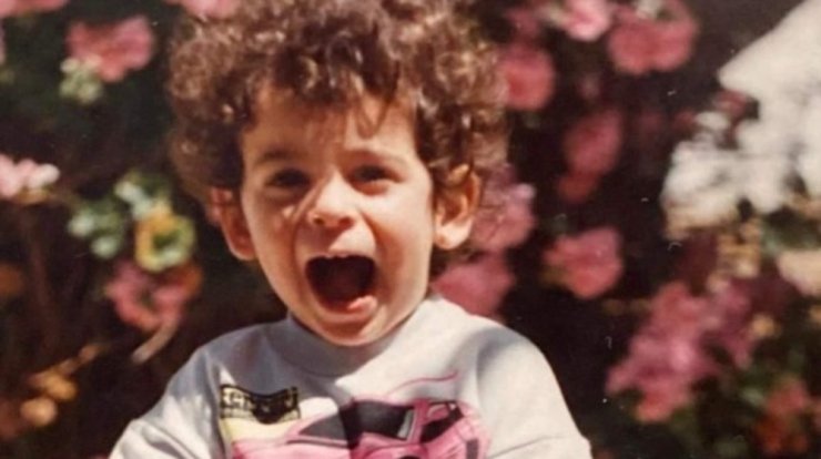 Αυτός ο μικρούλης είναι σήμερα Έλληνας τραγουδιστής - Τον αναγνωρίζετε;