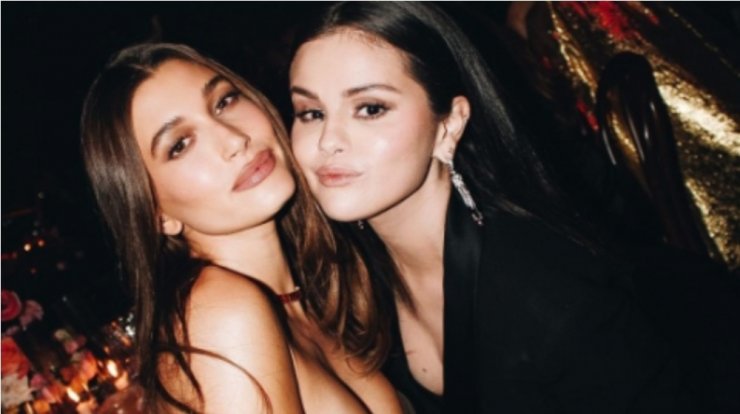  Selena Gomez - Hailey Bieber: Πόζαραν μαζί αγκαλιά για πρώτη φορά και "έριξαν" το internet [εικόνες]