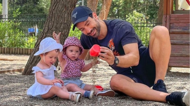 Σάκης Τανιμανίδης: Η στιγμή που διαβάζει παραμύθι στις κόρες του λίγο πριν τον ύπνο [εικόνα]