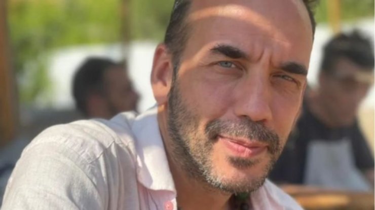 Πάνος Μουζουράκης: Μας συστήνει τα δυο αδέρφια του σε ένα σπάνιο τους στιγμιότυπο [εικόνα]