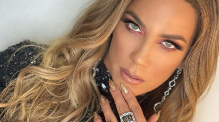 Κατερίνα Στικούδη: Κρατώντας στην αγκαλιά της τον γιο της, απαντά σε όλα όσα τις καταλογίζουν [εικόνα]