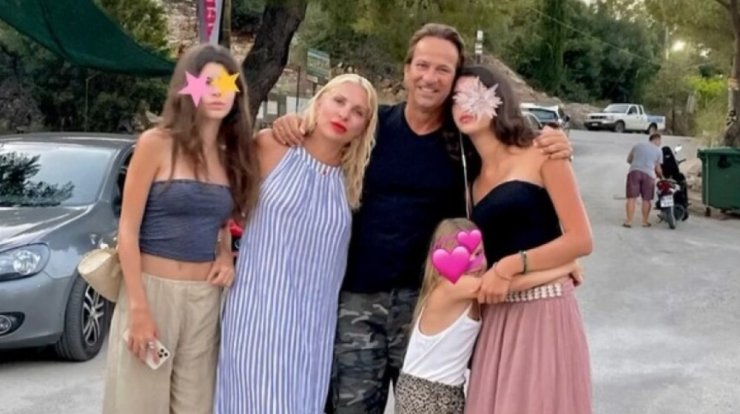 Ο Μάκης Παντζόπουλος στο αεροδρόμιο με τις κόρες της Ελένης Μενεγάκη [εικόνες]