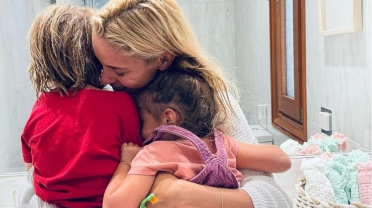 Δούκισσα Νομικού: Η τούρτα που έσβησε για τα γενέθλιά της ήταν παραγγελία του γιου της [εικόνα]