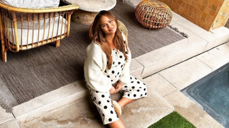 Chrissy Teigen: Η γυμνή εικόνα της λίγο πριν γεννήσει