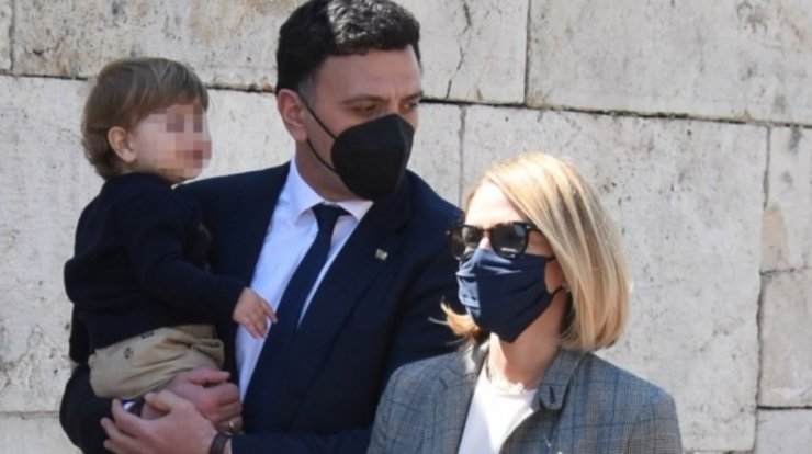 Τζένη Μπαλατσινού: Το κυριακάτικο ηλιόλουστο στιγμιότυπο του Κικίλια με τον γιο τους [εικόνα]