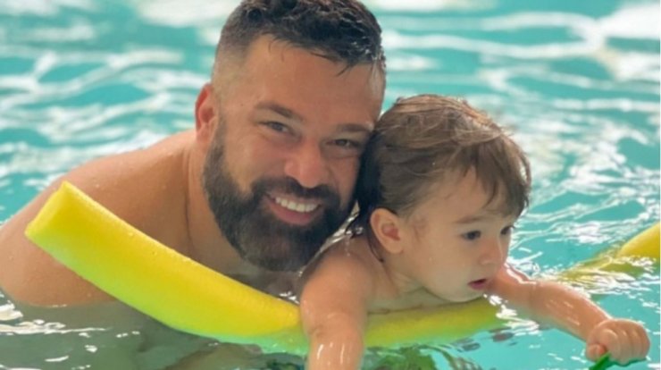 Κώστας Σόμμερ: Πήγε για baby swimming με τον γιο του, Ιάσωνα [εικόνες & βίντεο]