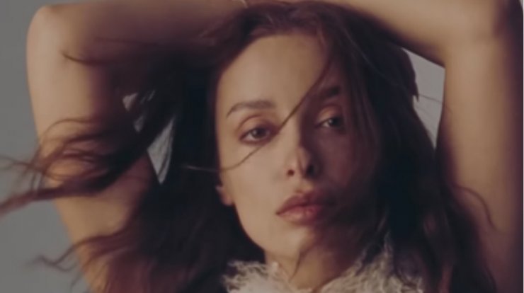 Ελένη Φουρέιρα: Με total denim look στον όγδοο μήνα της εγκυμοσύνης της [εικόνα]