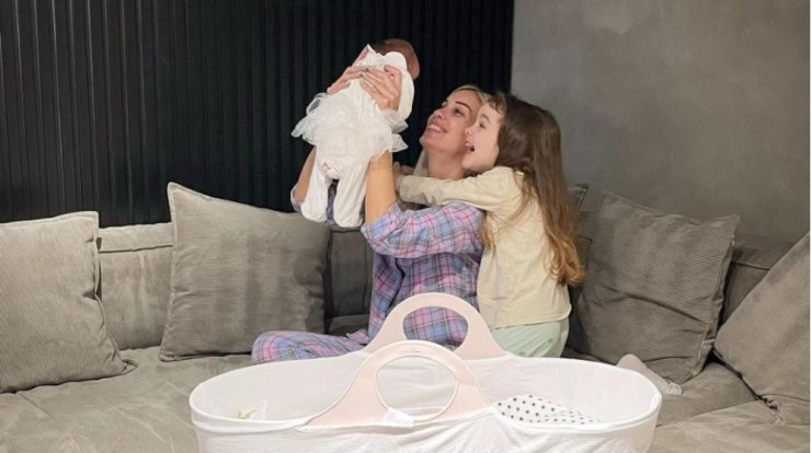 Σόφη Χρυσάνθου: Η στιγμή όπου η μικρή Μαρίλια ταΐζει την νεογέννητη αδερφούλα της [εικόνα]