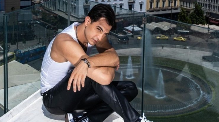 Δήμος Αναστασιάδης: "Μια κοπέλα ήρθε στα καμαρίνια και πέταξε το φόρεμα κατευθείαν"