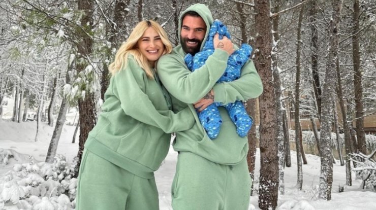 Τούνη - Αλεξάνδρου: Απολαμβάνουν το τζακούζι τους στον χιονισμένο κήπο του σπιτιού τους [εικόνα]