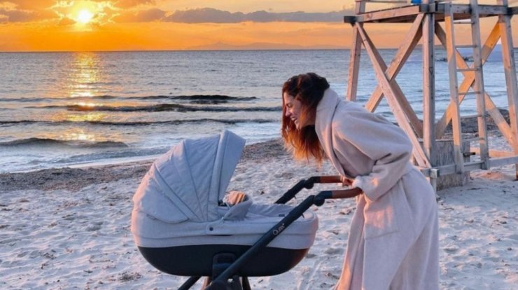 Μαίρη Συνατσάκη: Βγήκε βόλτα στη θάλασσα με το κορίτσι της [εικόνες]