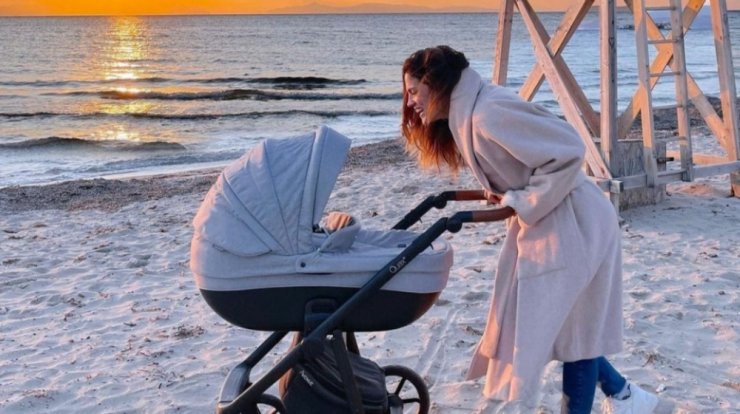 Μαίρη Συνατσάκη: Θηλάζει την δύο μηνών κόρη της μέσα στο αυτοκίνητο [εικόνα]