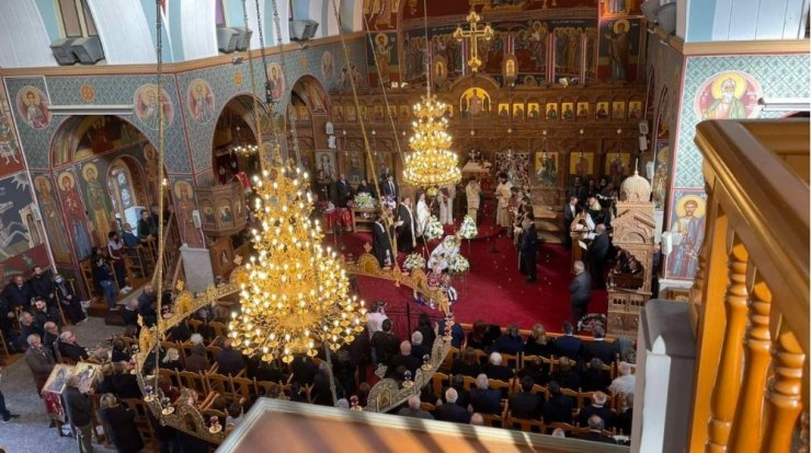 Ο Μιχάλης Χατζημιχαήλ αποχαιρετά με τσιαττιστό την Κυριακού Πελαγία αντί επικηδείου