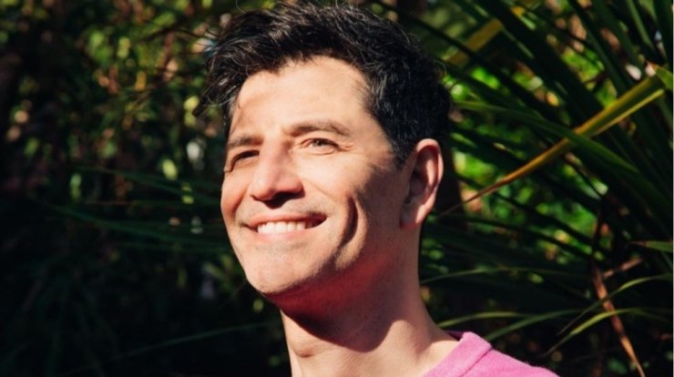 Σάκης Ρουβάς: Αναπαριστά την ίδια πόζα με την κόρη του, Αριάδνη, μετά από χρόνια [εικόνες]