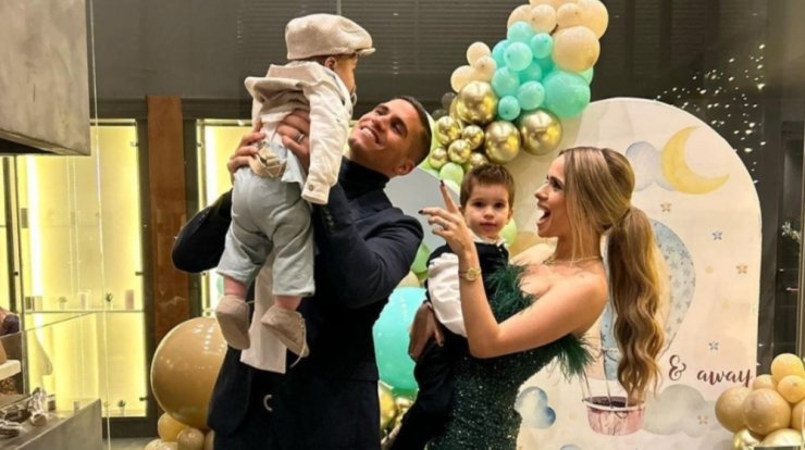 Σωτηρίου - Κορτζιά: Τα αγόρια τους παρακολουθούν μαζί κινούμενα σχέδια με τον πιο αξιαγάπητο τρόπο [εικόνα]